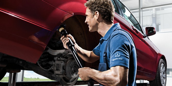 Mekaniker utfører service